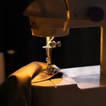 Міні-швейна машинка з живленням від мережі та від батарейок Mini Sewing Machine SM-202 A 6Вт — изображение 7