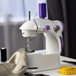 Міні-швейна машинка з живленням від мережі та від батарейок Mini Sewing Machine SM-202 A 6Вт — изображение 9